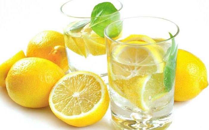 Свежевыжатый лимон с водой