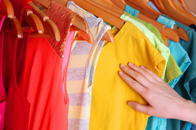 Пятна от полинявшей одежды на цветных вещах - как вывести правильно