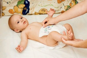 Как одеть памперс на малыша правильно