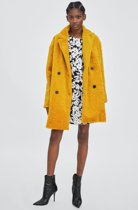 Пальто горчичного цвета из Zara