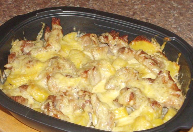Запеченный картофель с курицей в сметане