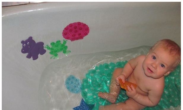 Безопасность детей дома - антискользящий коврик для ванны