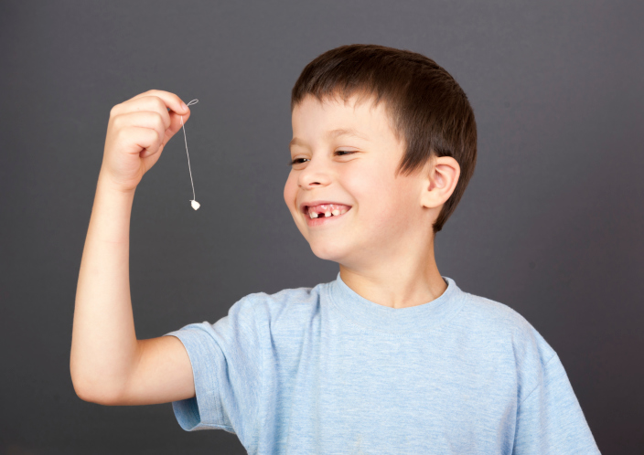 Как вырвать ребенку молочный зуб в домашних условиях - инструкция