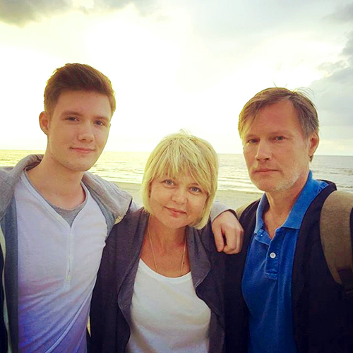 актриса Юлия Меньшова с мужем и сыном