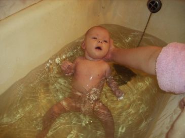Когда учить новорожденного плавать