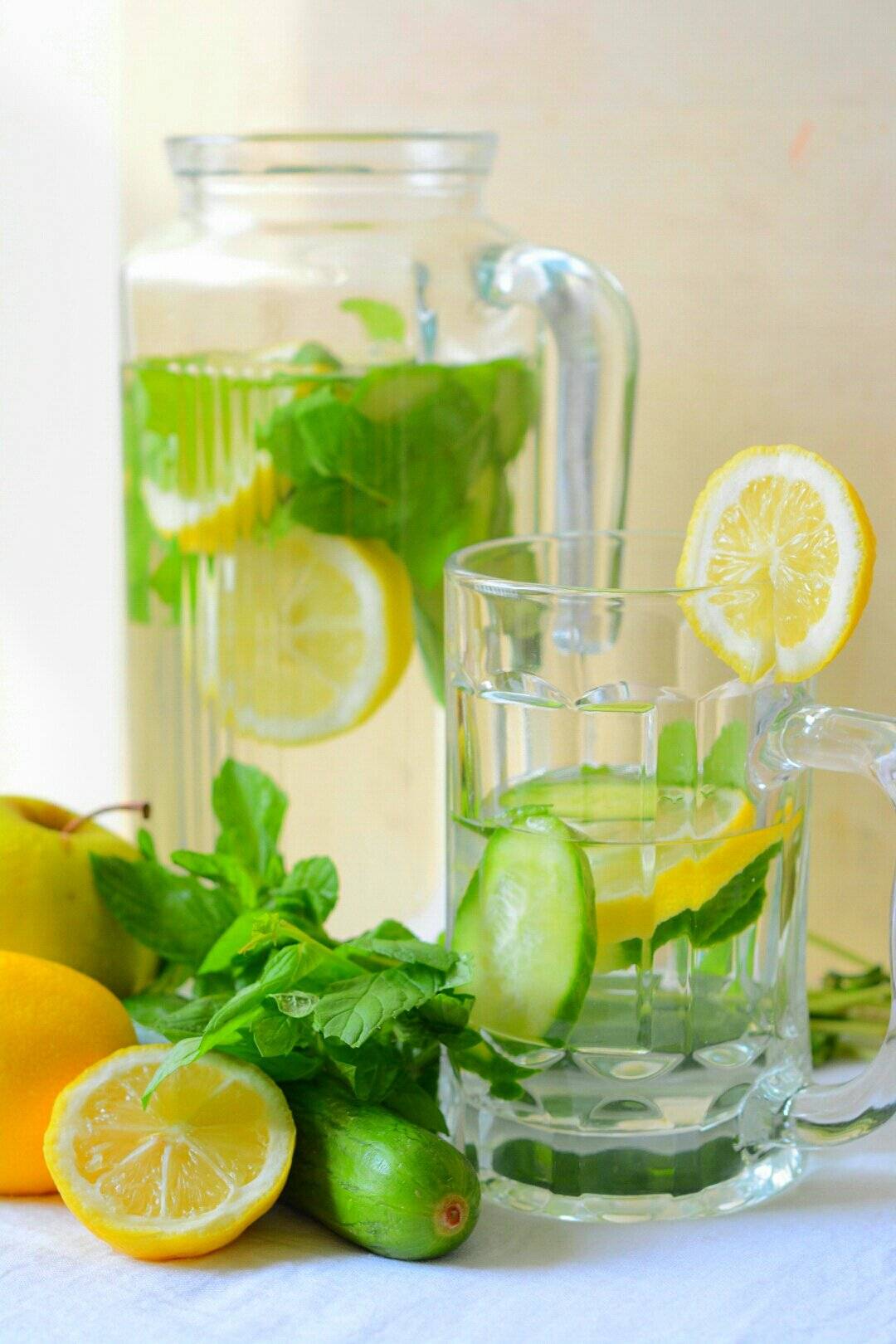 Детокс вода с лимоном и огурцом