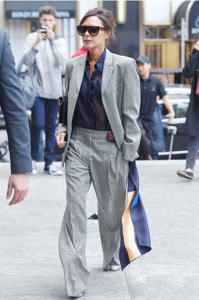 Виктория Бекхэм в классических брюках и пиджаке мужского типа