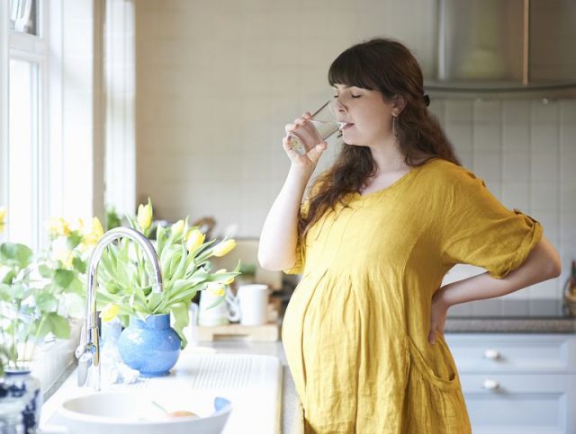 При беременности для сохранения здоровья и красоты надо правильно пить воду