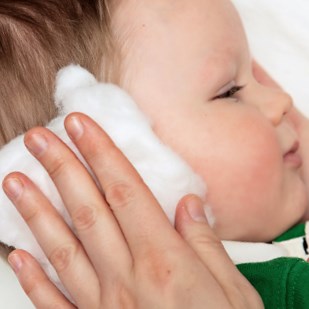 Как правильно поставить ушной компресс ребенку - шаг 3