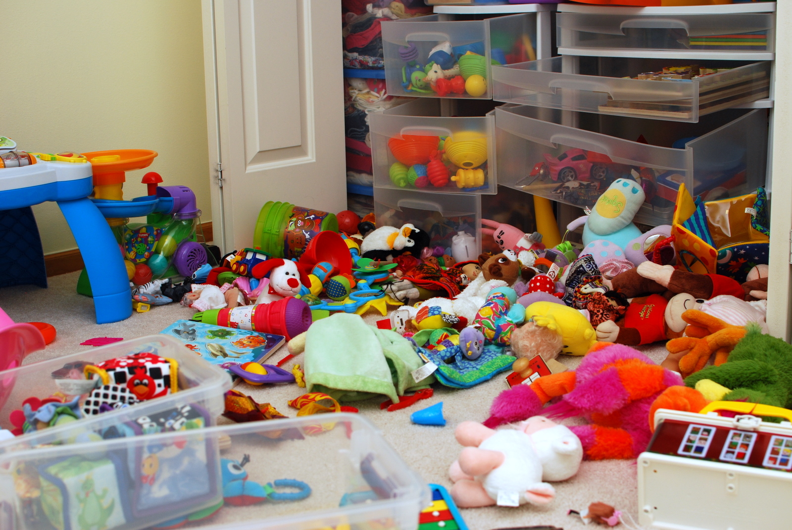 Как научить ребенка от 2 лет убирать свои игрушки