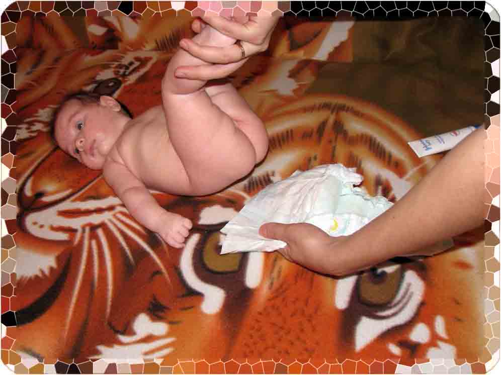 Как одеть памперс на малыша правильно