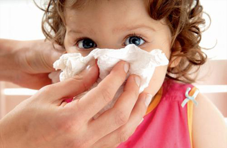 Почему у ребенка идет носом кровь, и как остановить носовое кровотечение