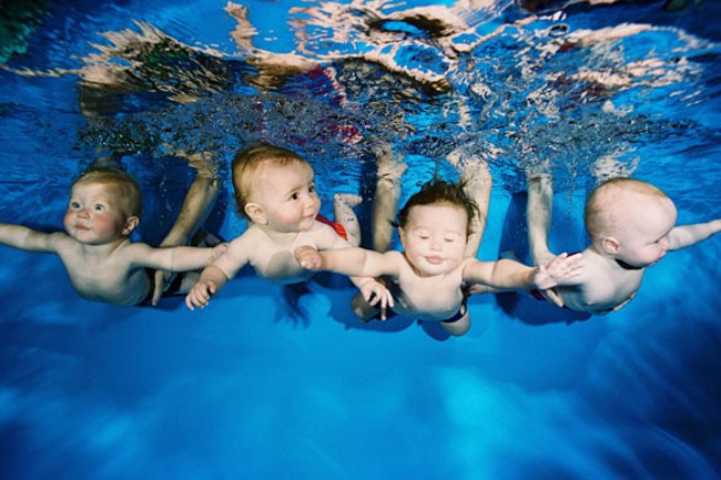 Когда и как начинать занятия плаванием с новорожденным