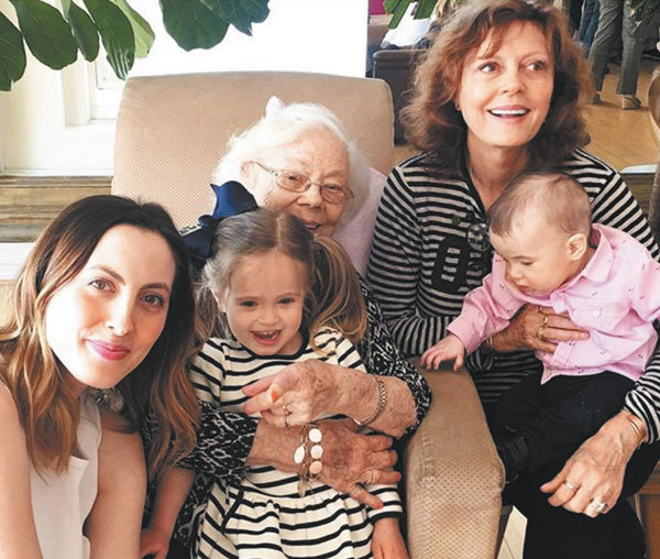 Сьюзен Сарандон с дочерью и внуками на Дне рождения своей мамы