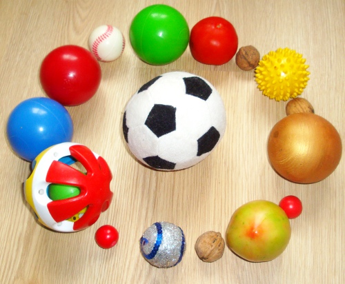 Маленькие и большие мячи для детей 