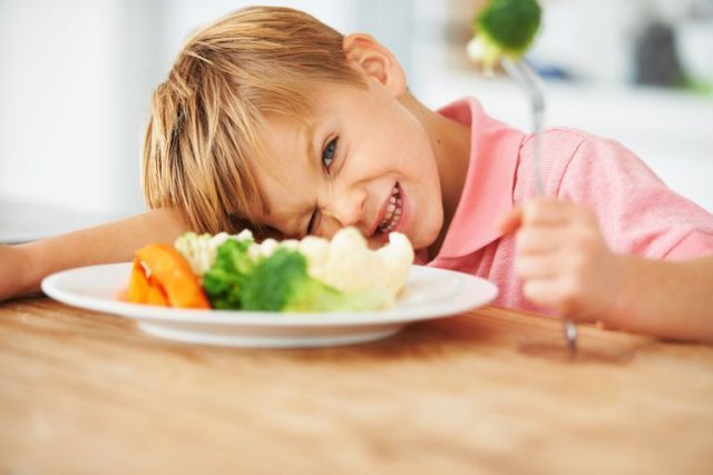 Как заставить ребенка есть и можно ли кормить насильно