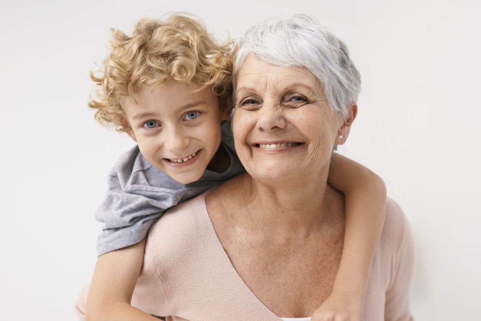 Бабушка всё позволяет внукам и балует - хорошо это или плохо, и как реагировать родителям?