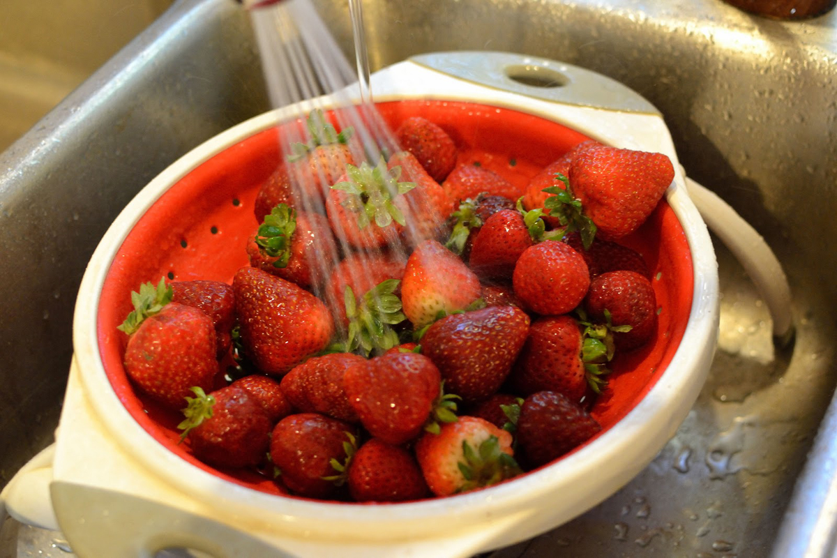 Как правильно мыть фрукты и ягоды?