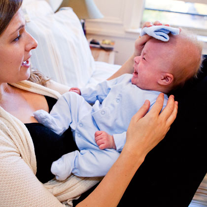 Причины рвоты у новорожденного - что делать и как лечить?