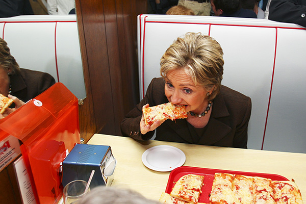Клинтон ест пиццу