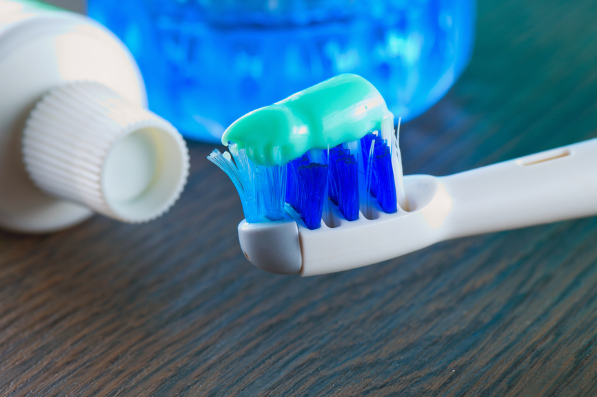 зубная щетка чистит без зубной пасты