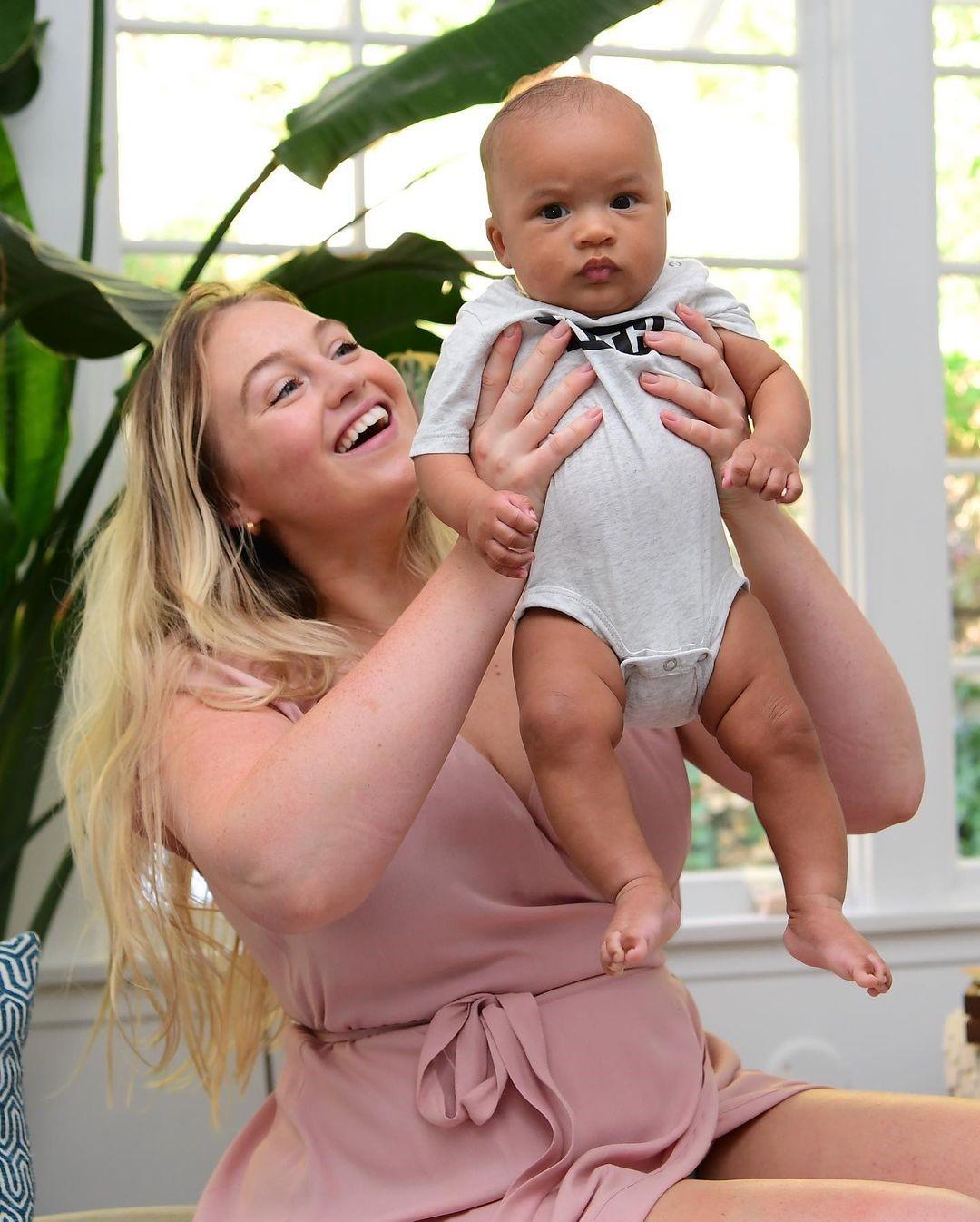 Plus-size модель Искра Лоуренс о том, как её изменило материнство: «Я способна на большее, чем когда-либо»
