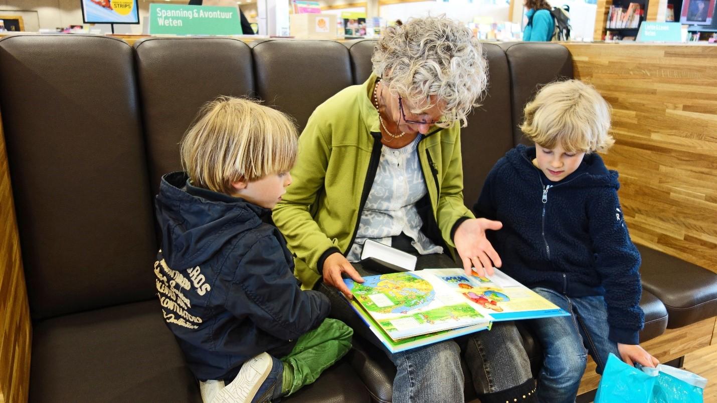 бабушка читает внукам