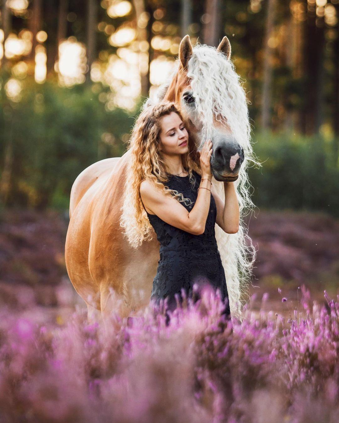 Девушка поделилась фотографиями со своим величественным конем словно из сказки – и они похожи как близнецы