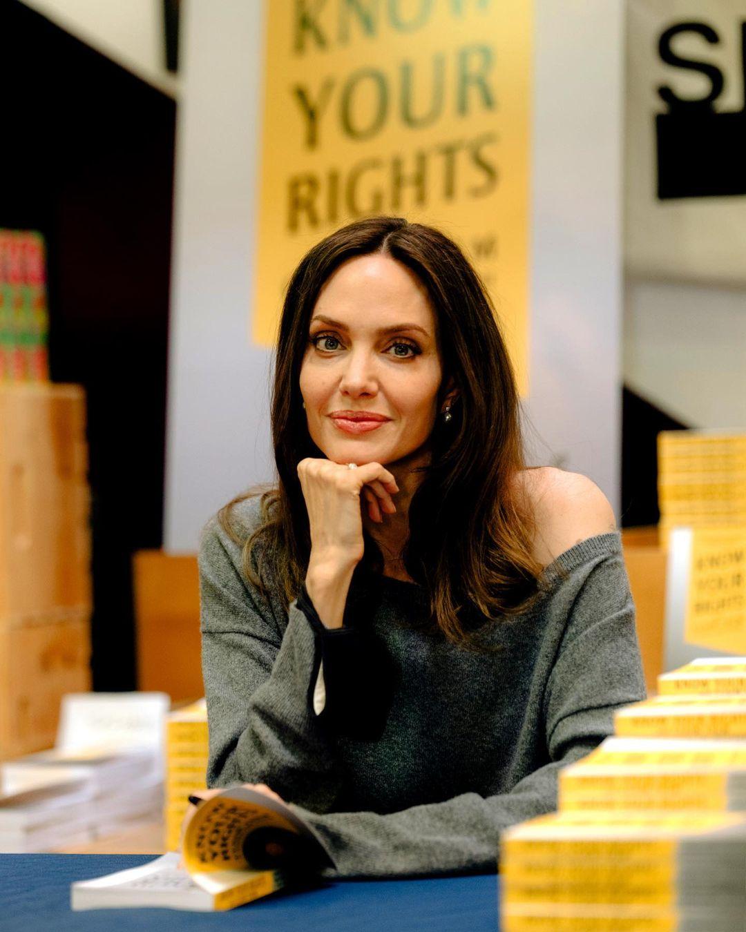 Анджелина Джоли развелась с Биллом Торнтоном 20 лет назад, но до сих пор отправляет его сыну подарки