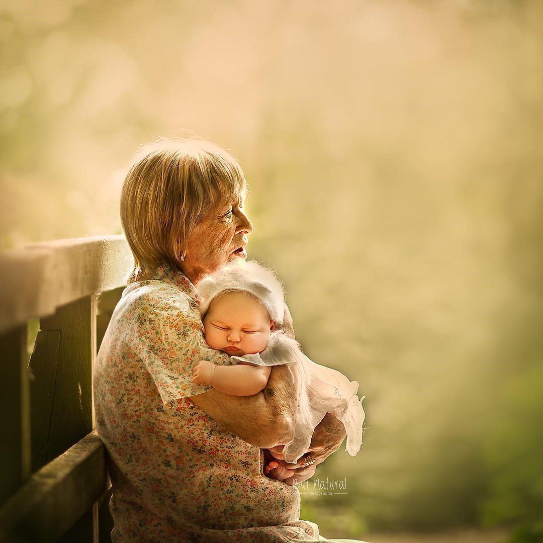Фотограф из Британии показывает, что нет уютнее места, чем бабушкины колени