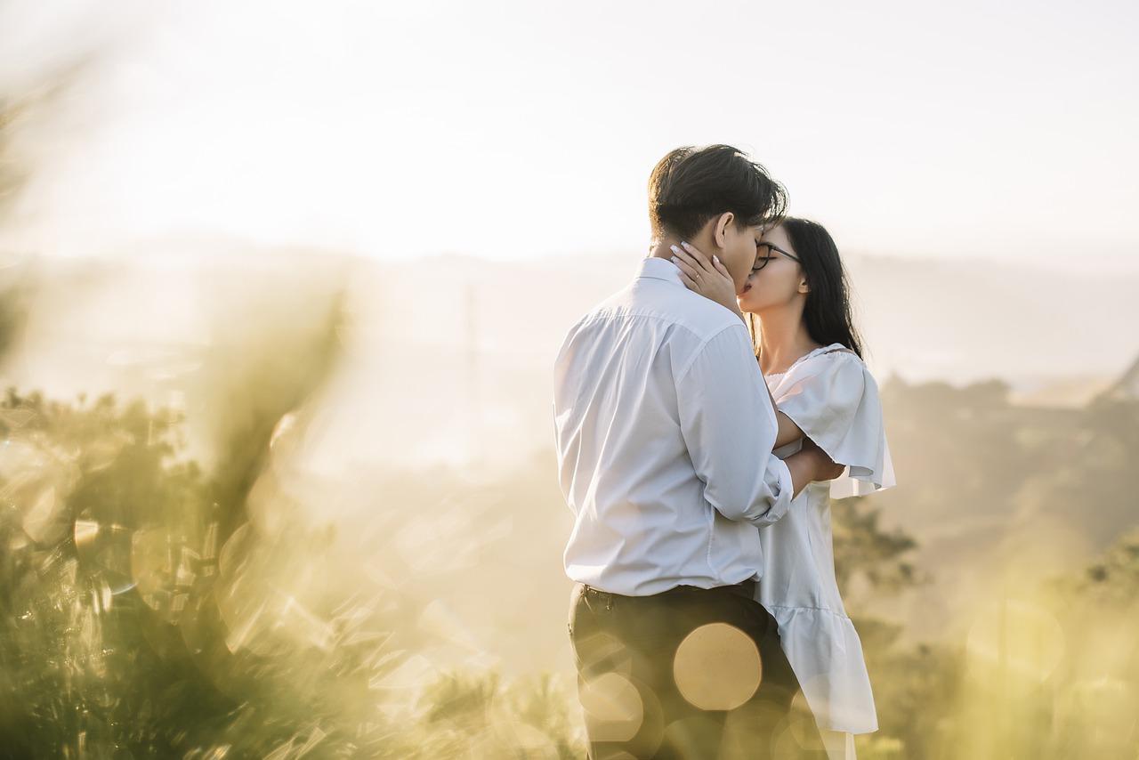 Признаваться ли в любви первой и как это сделать красиво: 10 советов психолога