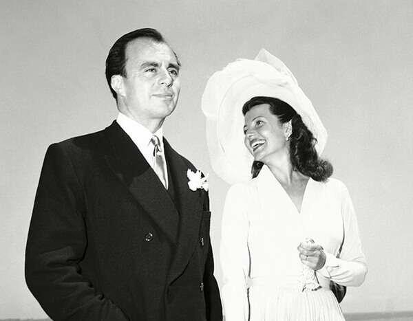 Джуди Эндрюс, звезда фильмов «Мэри Поппинс» и «Звуки музыки», и её молодой муж, дизайнер по костюмам Энтони Уолтон, улыбаются в камеру в день своей свадьбы 11 мая 1959. Их брак продлился 8 лет. Рита Хейворт и принц Али Хан