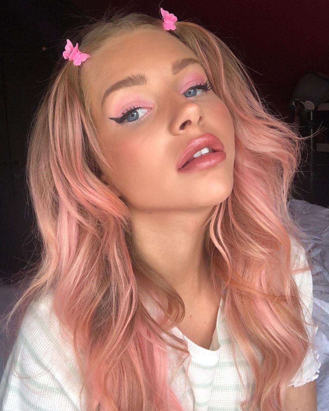 «Беру от жизни всё»: Оксана Самойлова покрасила волосы в розовый цвет – реакция дочерей и поклонников